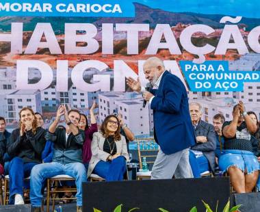 Lula critica governos anteriores por obras paralisadas
